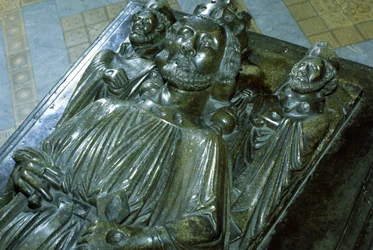 Tomba di Re Giovanni con due figure in miniatura di San Wulstan e San Oswald, 1232